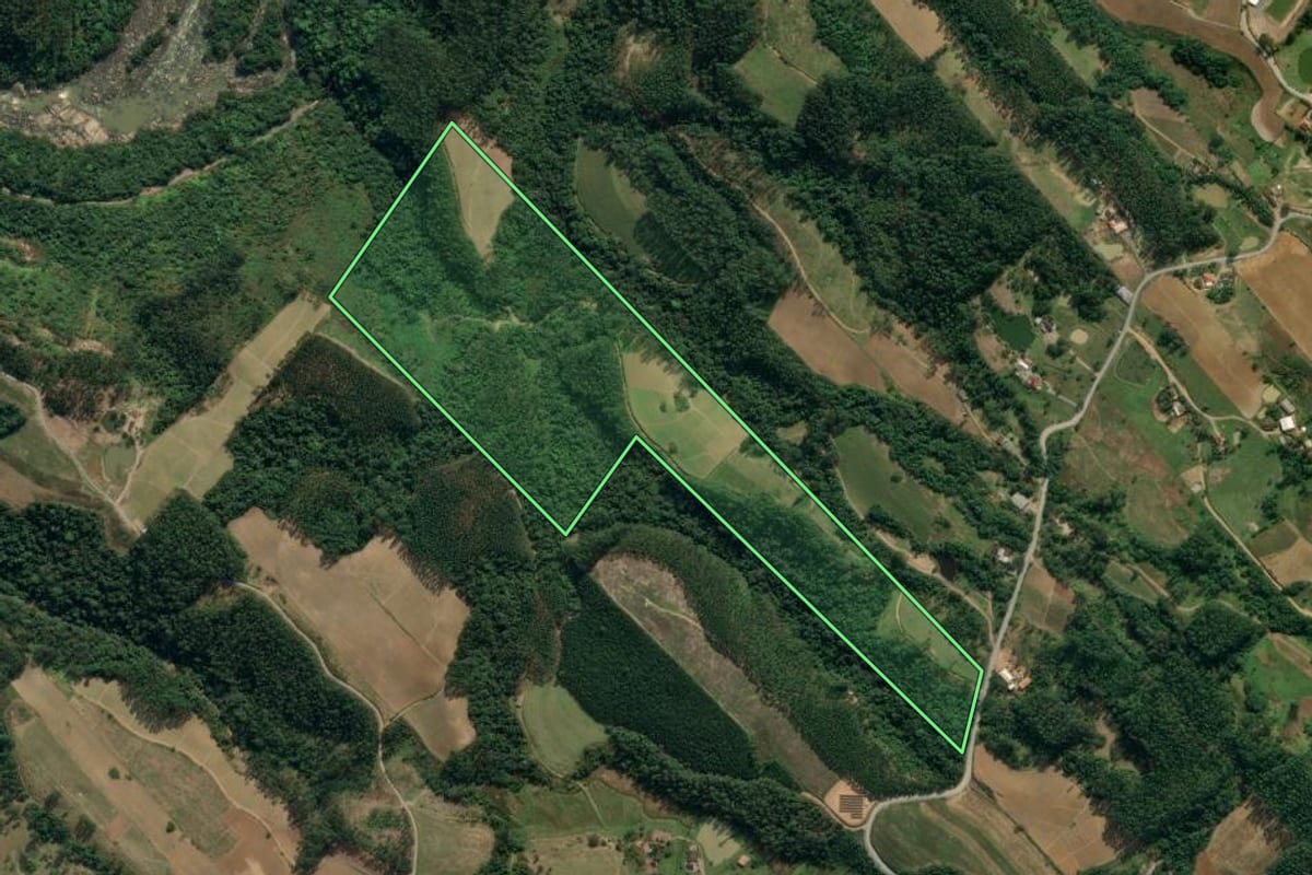 Imagem de satélite do imóvel rural em Lontras (SC), com o contorno declarado no CAR desenhado por cima.