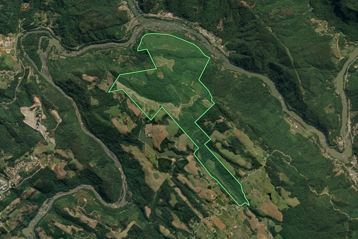 Imagem de satélite do imóvel rural em Lontras (SC), com o contorno declarado no CAR desenhado por cima.