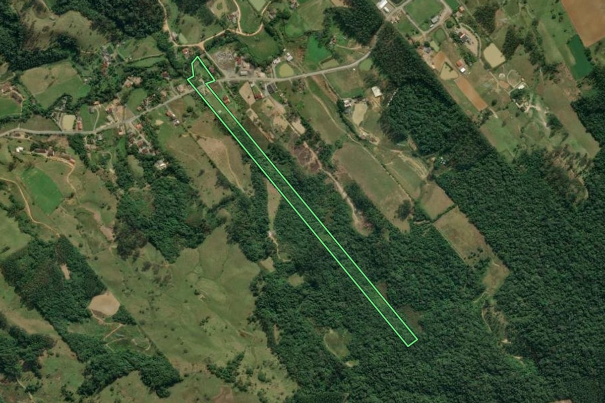 Imagem de satélite do imóvel rural em Lontras (SC), com o contorno declarado no CAR desenhado por cima.