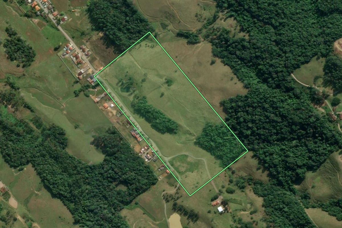 Imagem de satélite do imóvel rural em Lontras (SC), com o contorno declarado no CAR desenhado por cima.