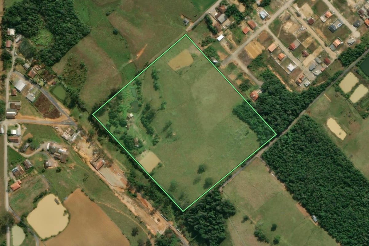 Imagem de satélite do imóvel rural em Lontras (SC), com o contorno declarado no CAR desenhado por cima.