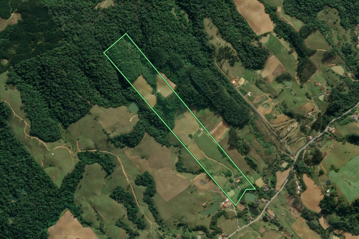 Imagem de satélite do imóvel rural em Lontras (SC), com o contorno declarado no CAR desenhado por cima.
