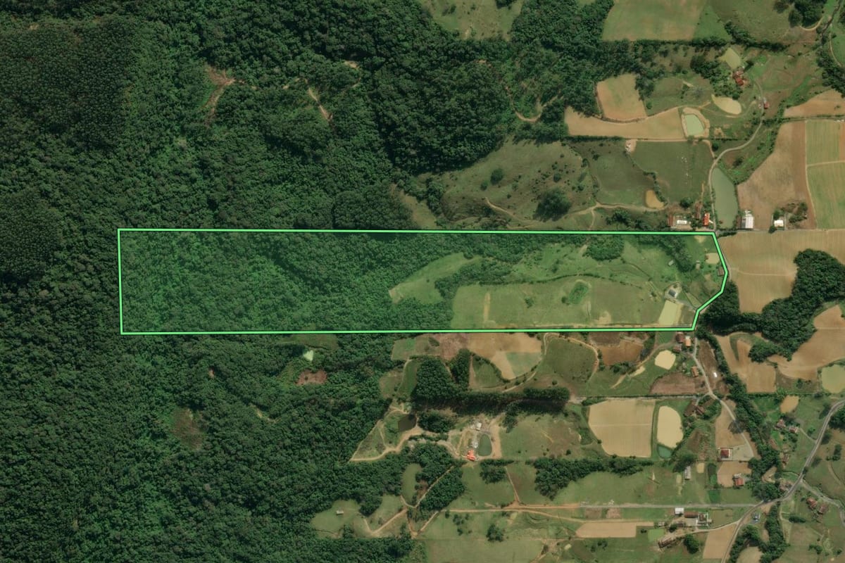 Imagem de satélite do imóvel rural em Lontras (SC), com o contorno declarado no CAR desenhado por cima.