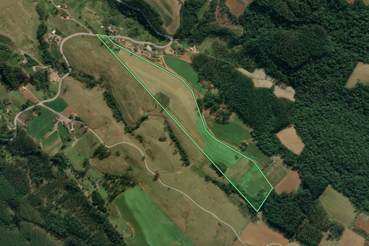 Imagem de satélite do imóvel rural em Lontras (SC), com o contorno declarado no CAR desenhado por cima.