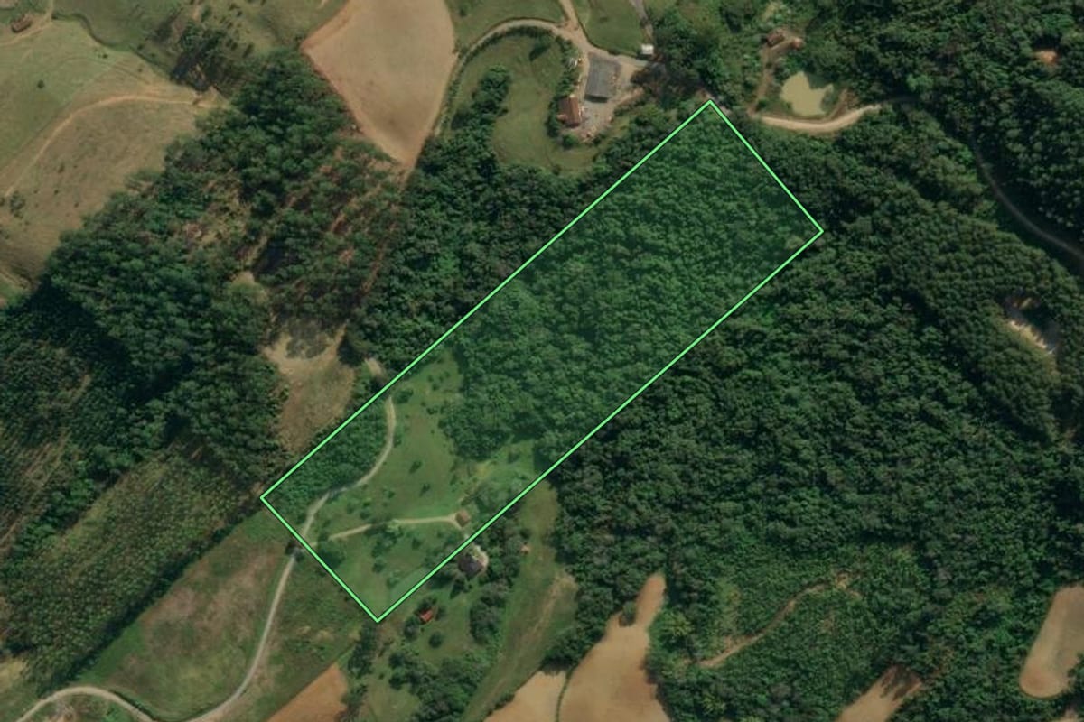 Imagem de satélite do imóvel rural em Lontras (SC), com o contorno declarado no CAR desenhado por cima.