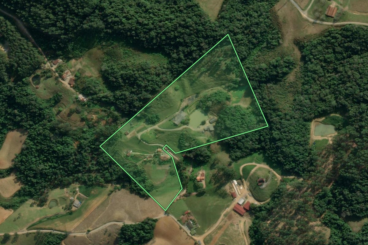 Imagem de satélite do imóvel rural em Lontras (SC), com o contorno declarado no CAR desenhado por cima.