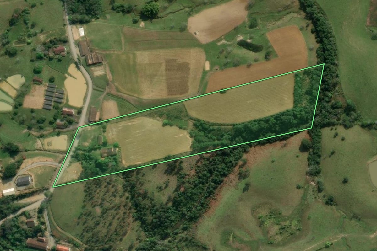 Imagem de satélite do imóvel rural em Lontras (SC), com o contorno declarado no CAR desenhado por cima.