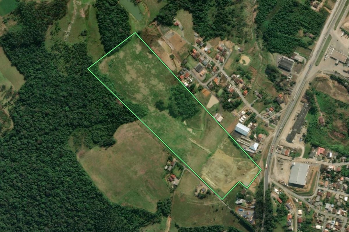 Imagem de satélite do imóvel rural em Lontras (SC), com o contorno declarado no CAR desenhado por cima.