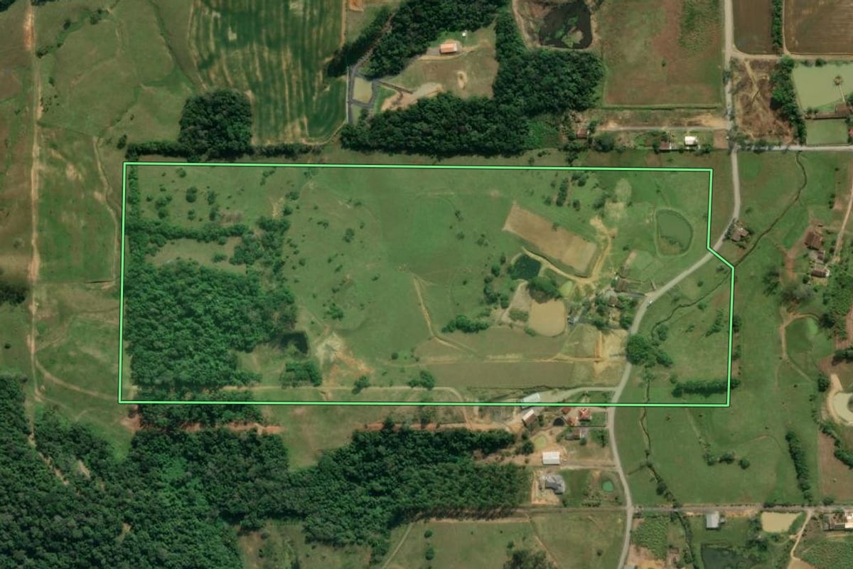Imagem de satélite do imóvel rural em Lontras (SC), com o contorno declarado no CAR desenhado por cima.