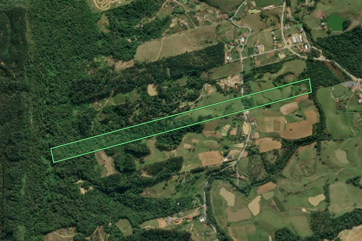 Imagem de satélite do imóvel rural em Lontras (SC), com o contorno declarado no CAR desenhado por cima.