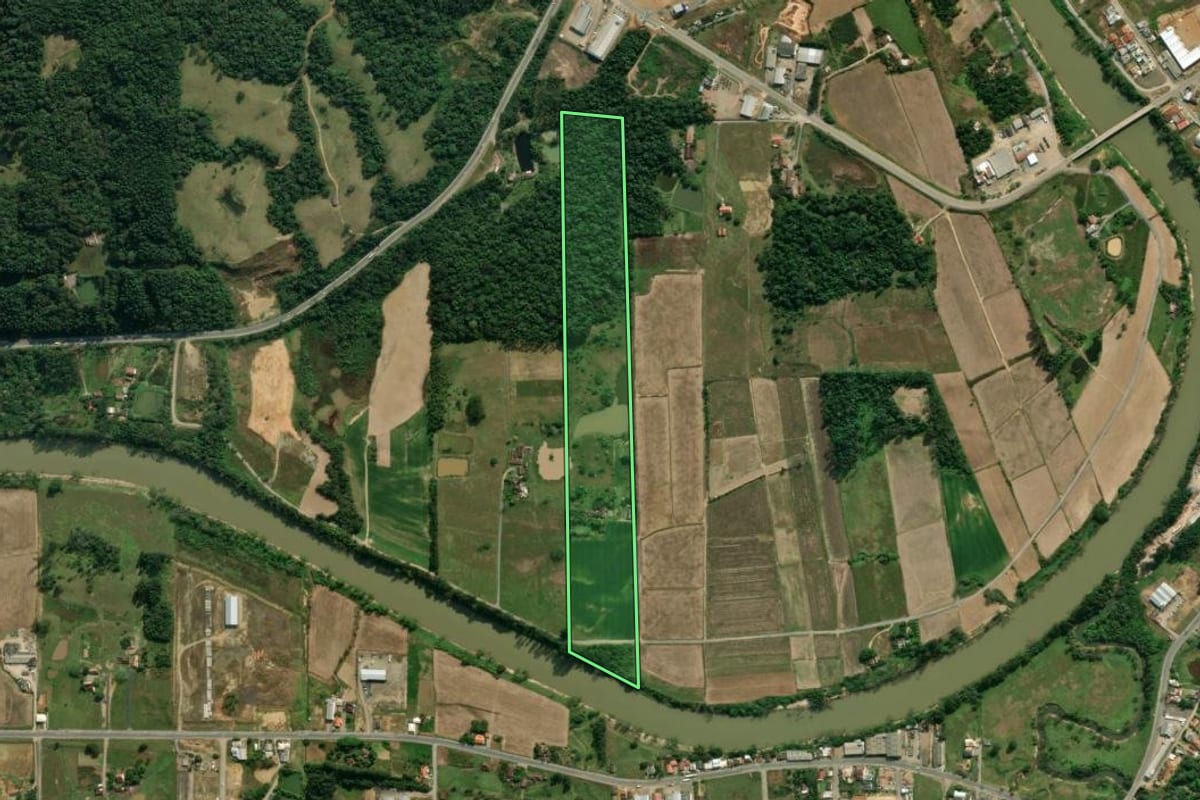 Imagem de satélite do imóvel rural em Lontras (SC), com o contorno declarado no CAR desenhado por cima.