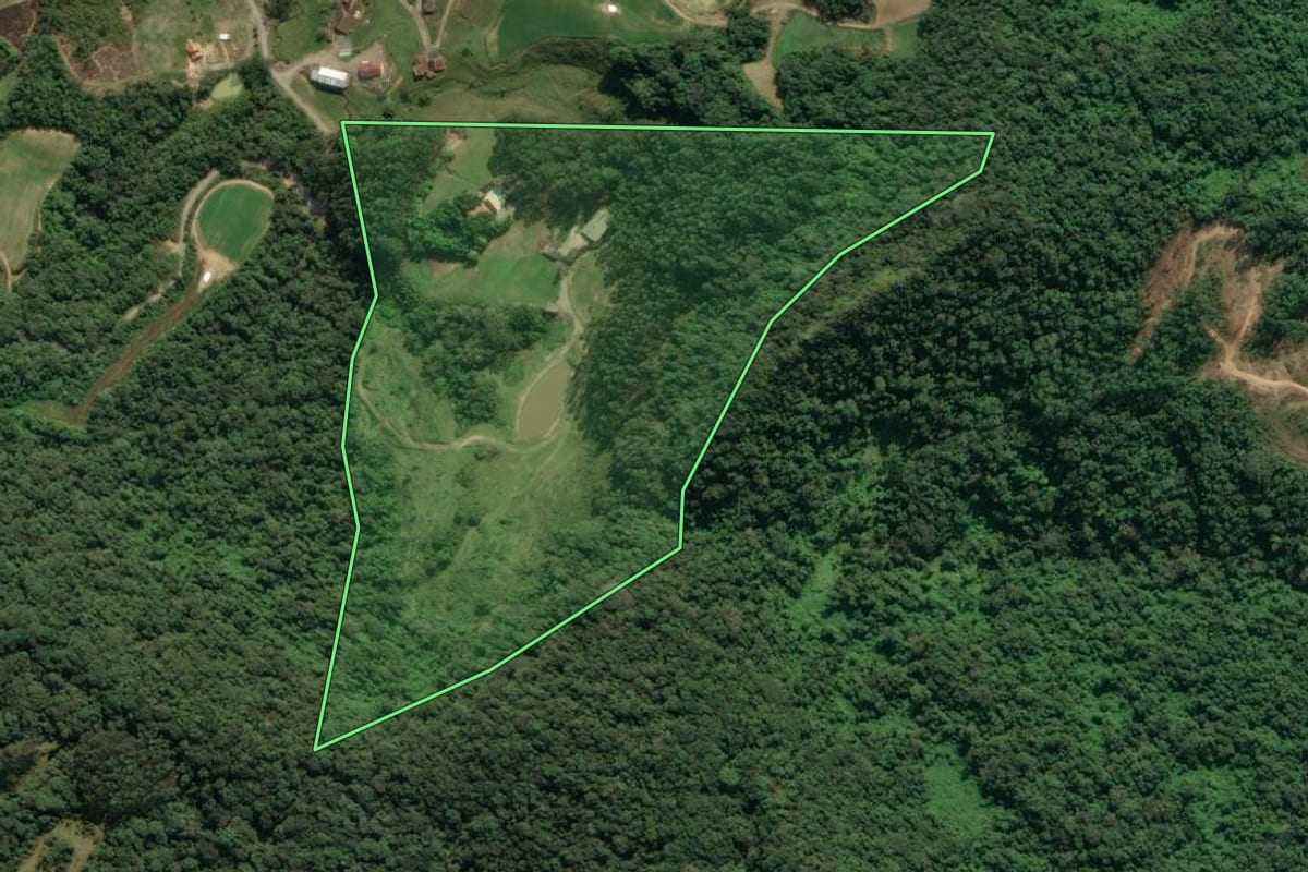 Imagem de satélite do imóvel rural em Lontras (SC), com o contorno declarado no CAR desenhado por cima.