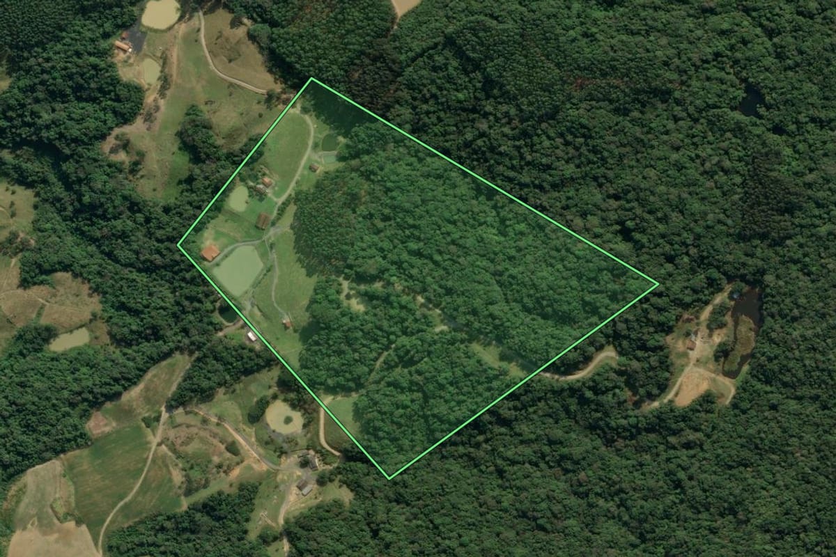 Imagem de satélite do imóvel rural em Lontras (SC), com o contorno declarado no CAR desenhado por cima.