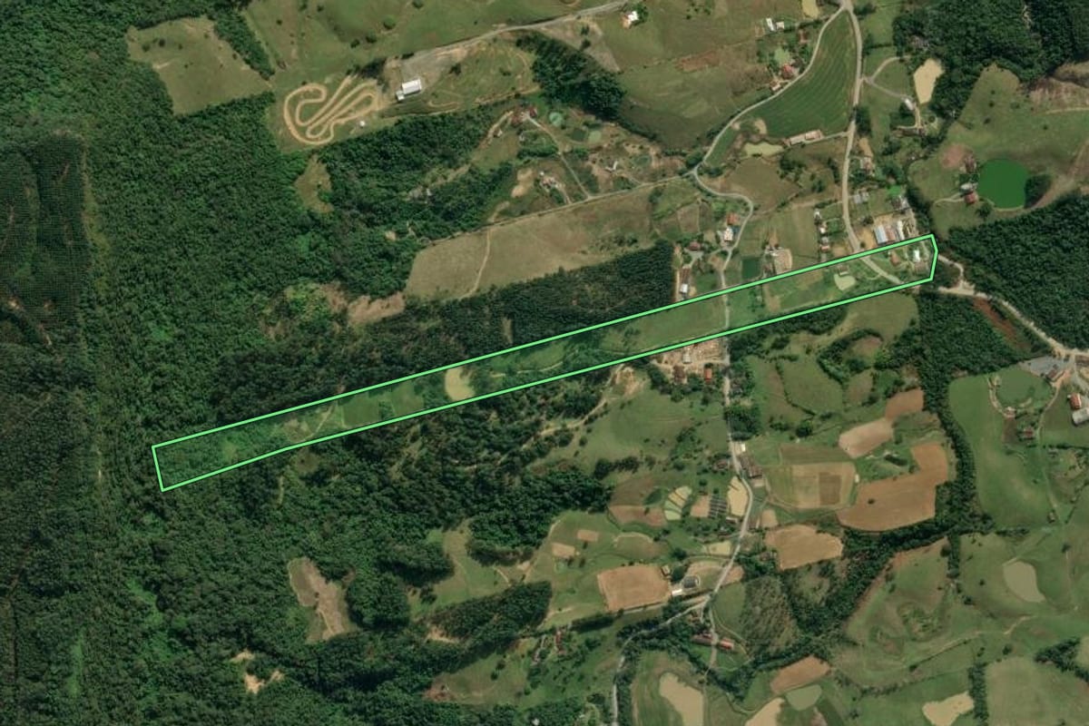 Imagem de satélite do imóvel rural em Lontras (SC), com o contorno declarado no CAR desenhado por cima.