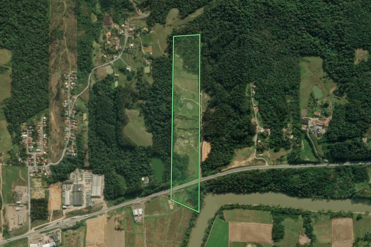 Imagem de satélite do imóvel rural em Lontras (SC), com o contorno declarado no CAR desenhado por cima.