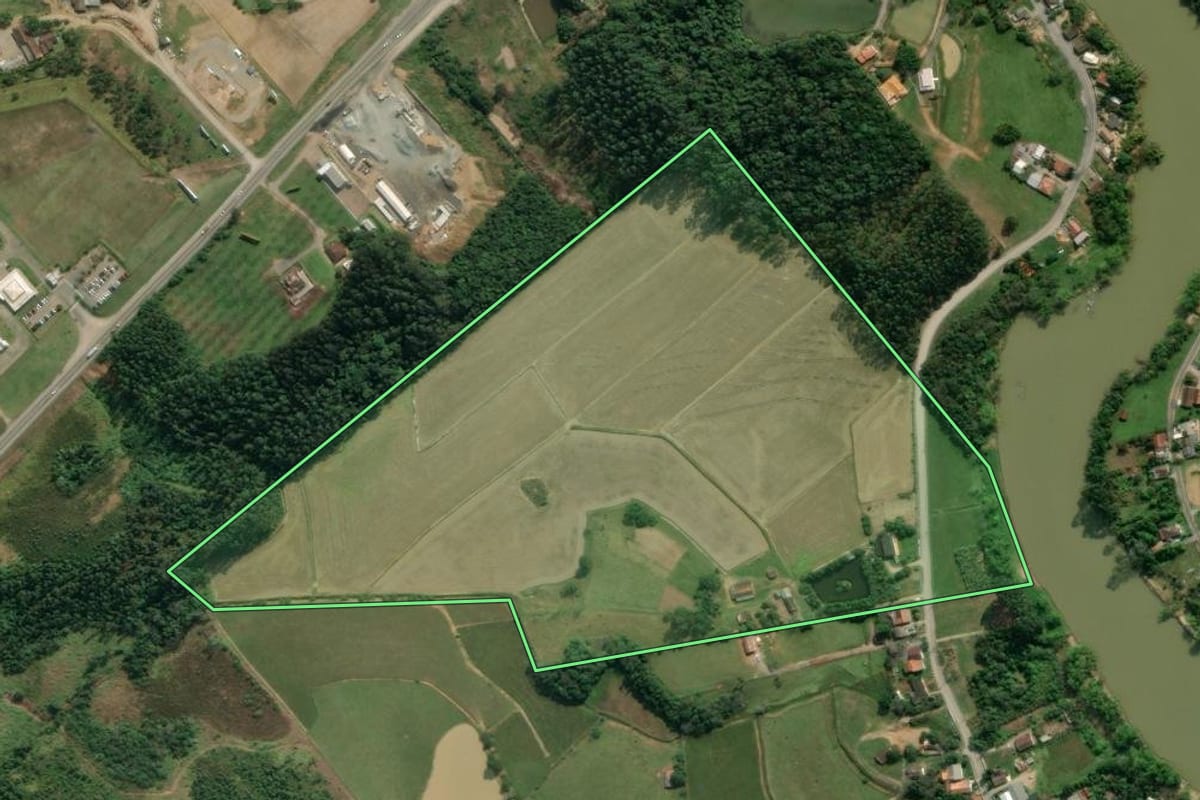 Imagem de satélite do imóvel rural em Lontras (SC), com o contorno declarado no CAR desenhado por cima.