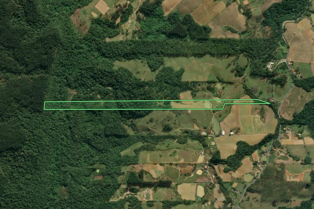 Imagem de satélite do imóvel rural em Lontras (SC), com o contorno declarado no CAR desenhado por cima.