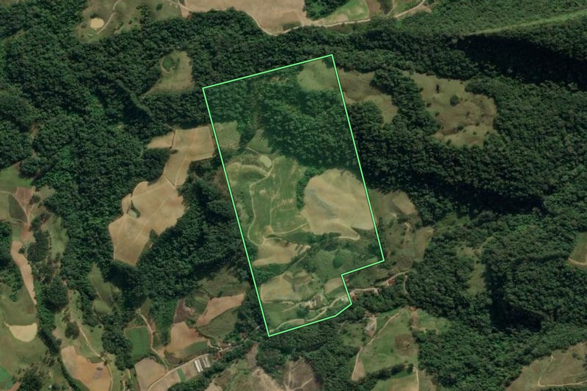 Imagem de satélite do imóvel rural em Lontras (SC), com o contorno declarado no CAR desenhado por cima.