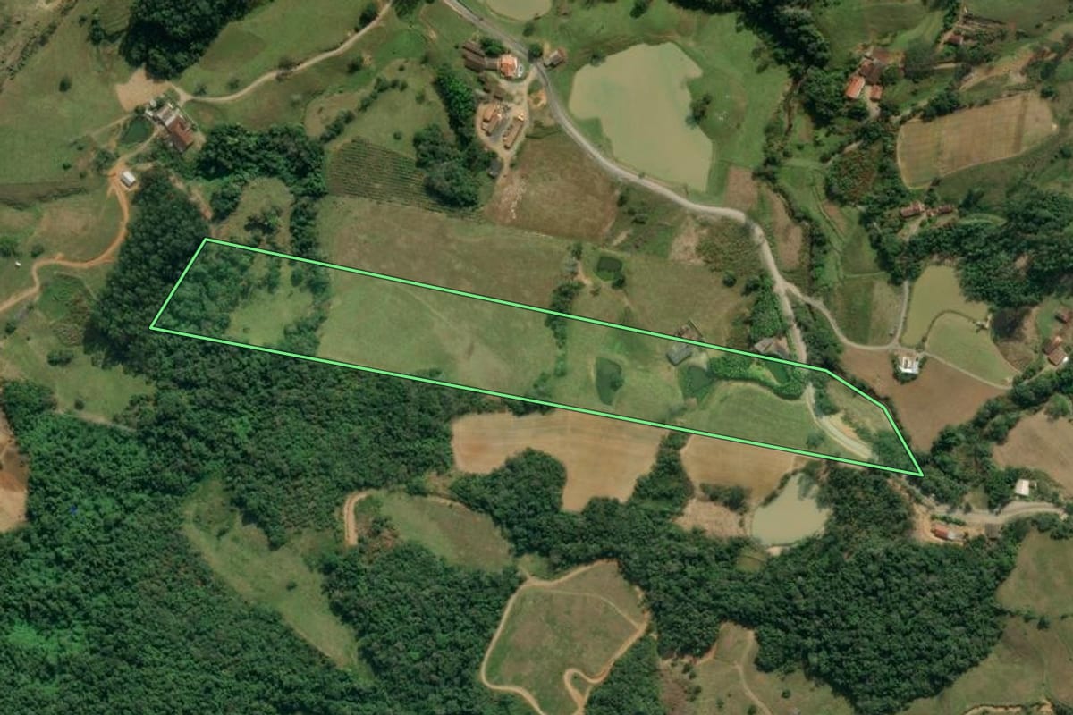 Imagem de satélite do imóvel rural em Lontras (SC), com o contorno declarado no CAR desenhado por cima.