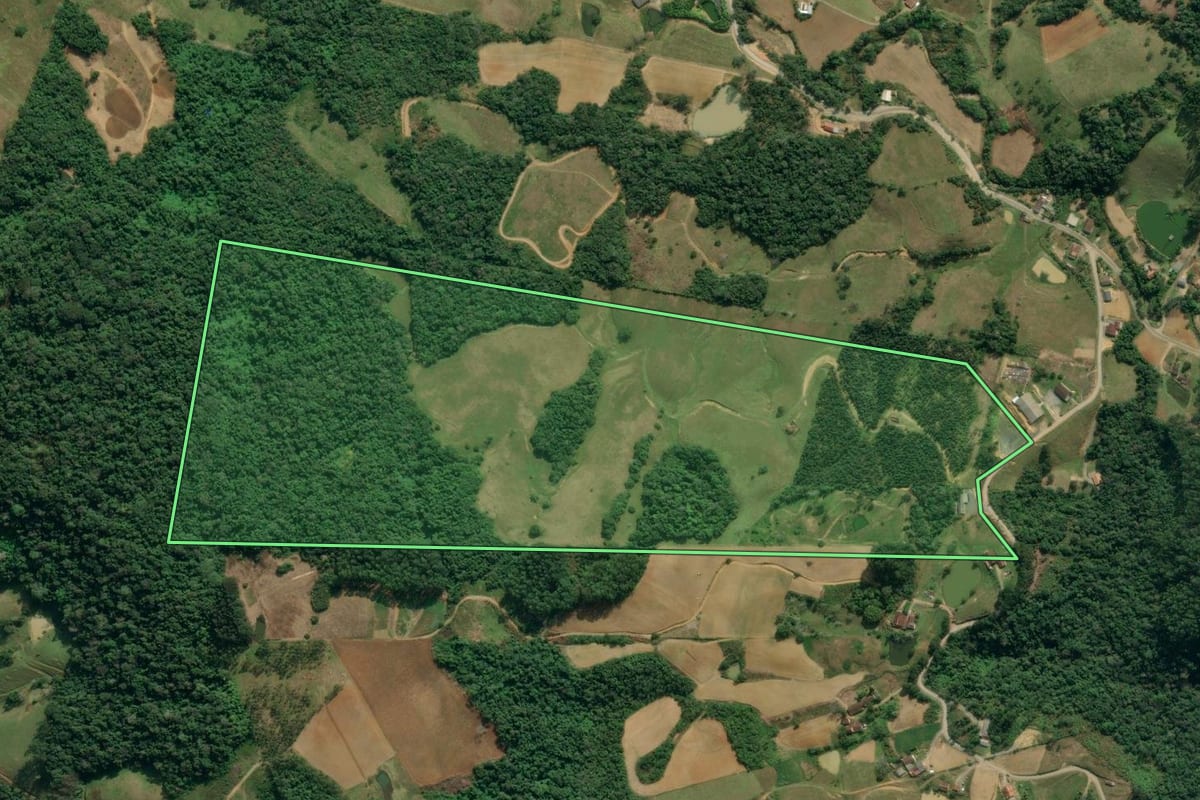 Imagem de satélite do imóvel rural em Lontras (SC), com o contorno declarado no CAR desenhado por cima.