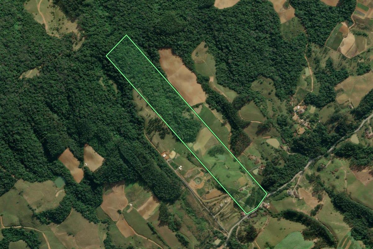Imagem de satélite do imóvel rural em Lontras (SC), com o contorno declarado no CAR desenhado por cima.