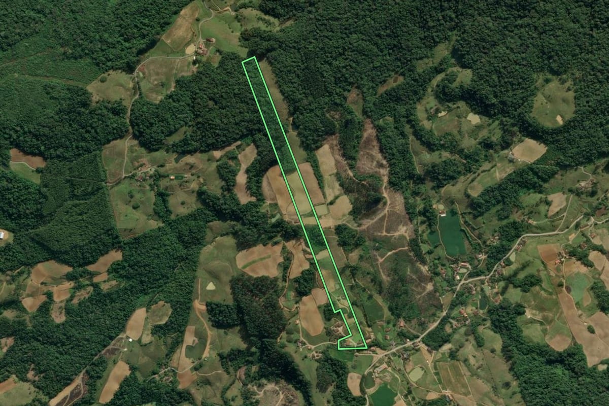 Imagem de satélite do imóvel rural em Lontras (SC), com o contorno declarado no CAR desenhado por cima.