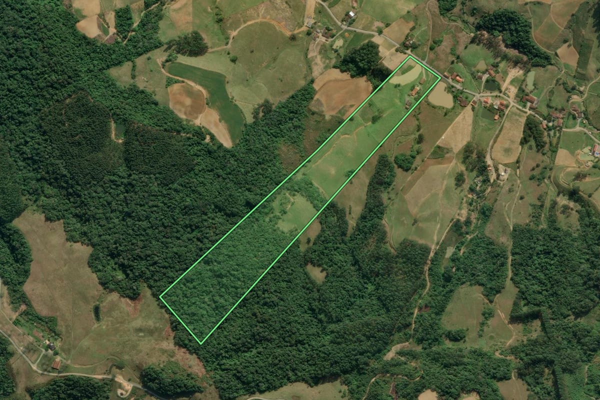Imagem de satélite do imóvel rural em Lontras (SC), com o contorno declarado no CAR desenhado por cima.