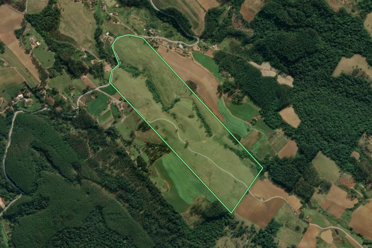Imagem de satélite do imóvel rural em Lontras (SC), com o contorno declarado no CAR desenhado por cima.