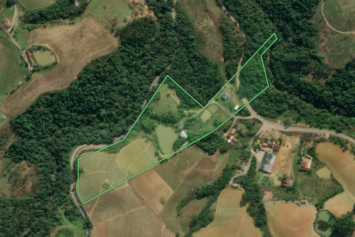 Imagem de satélite do imóvel rural em Lontras (SC), com o contorno declarado no CAR desenhado por cima.