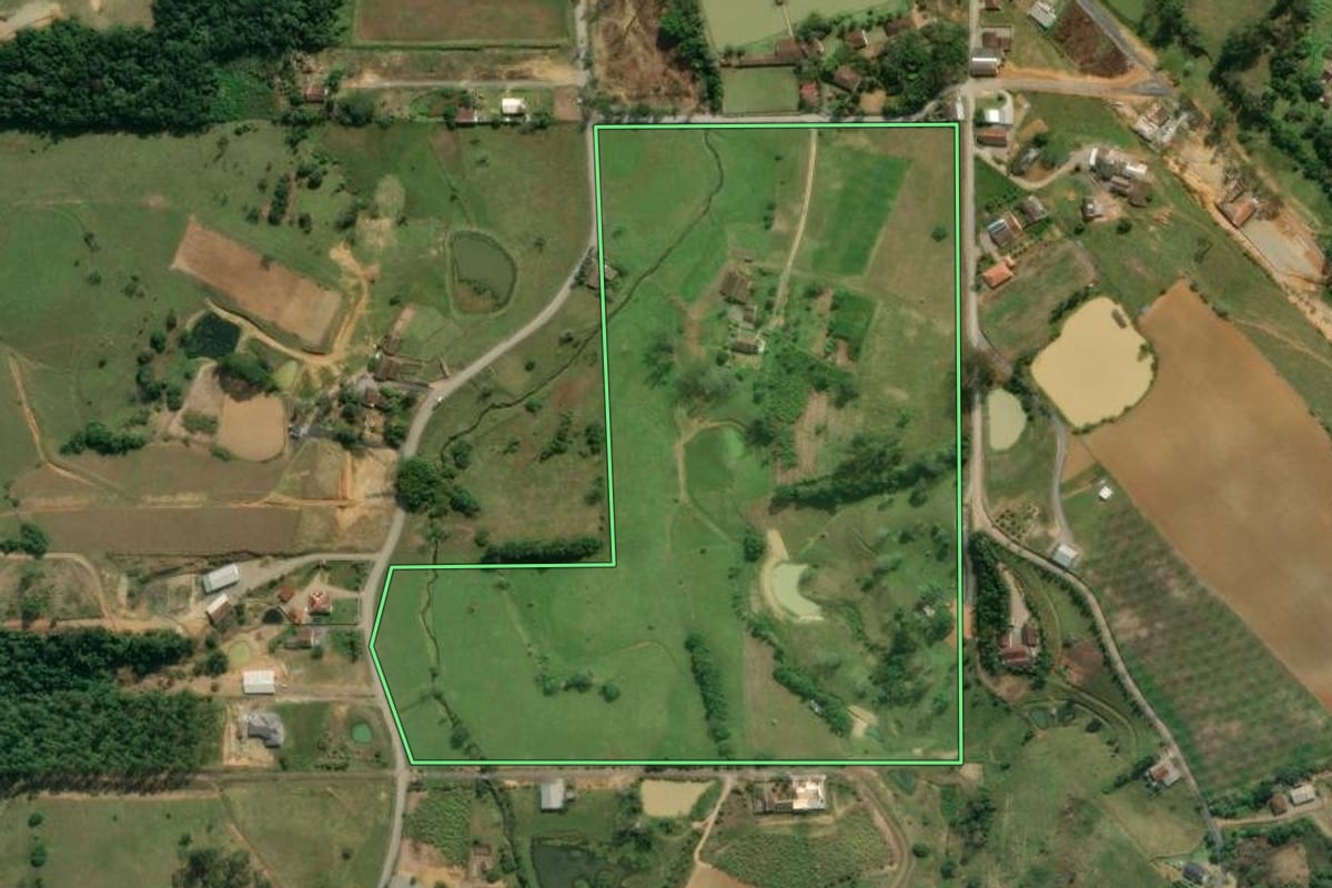 Imagem de satélite do imóvel rural em Lontras (SC), com o contorno declarado no CAR desenhado por cima.