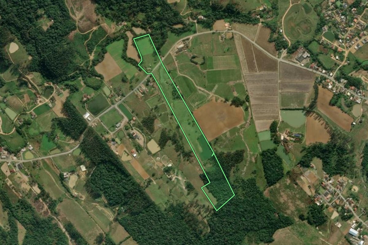 Imagem de satélite do imóvel rural em Lontras (SC), com o contorno declarado no CAR desenhado por cima.