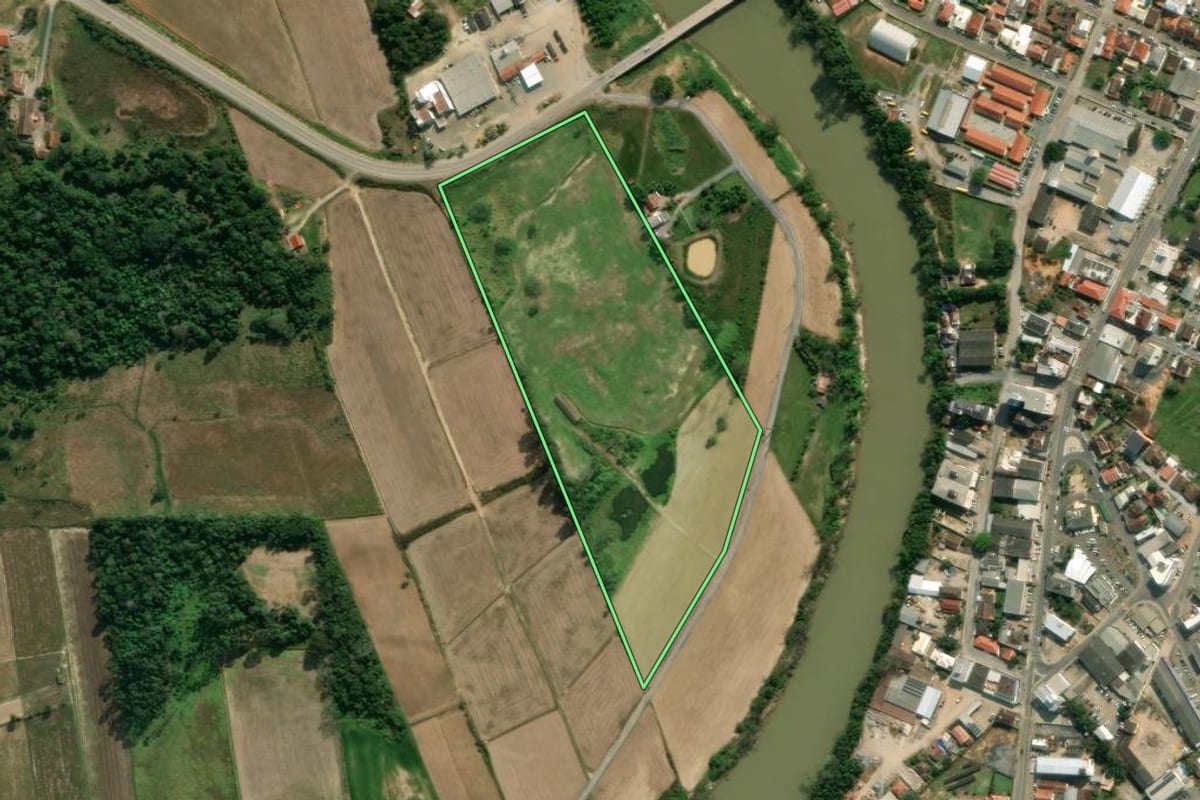 Imagem de satélite do imóvel rural em Lontras (SC), com o contorno declarado no CAR desenhado por cima.