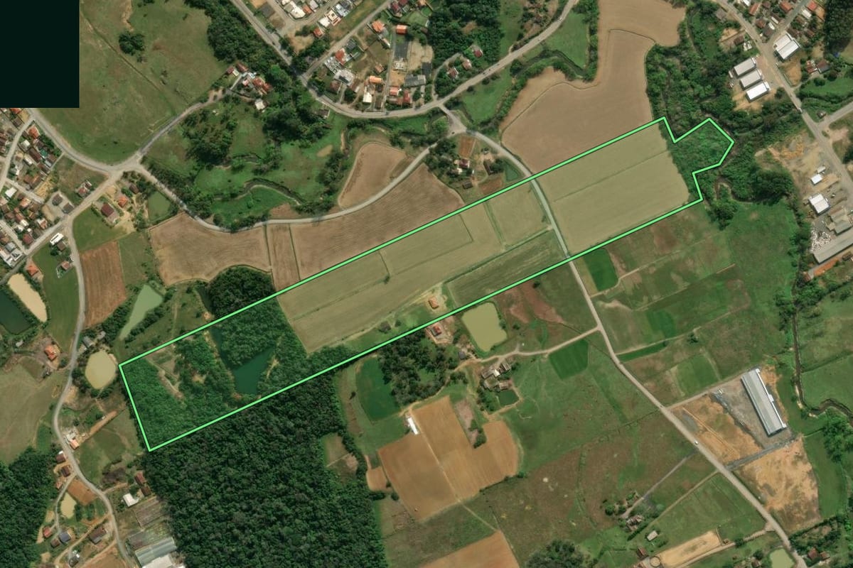 Imagem de satélite do imóvel rural em Lontras (SC), com o contorno declarado no CAR desenhado por cima.