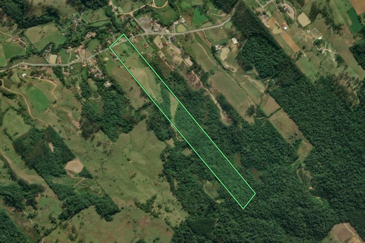 Imagem de satélite do imóvel rural em Lontras (SC), com o contorno declarado no CAR desenhado por cima.