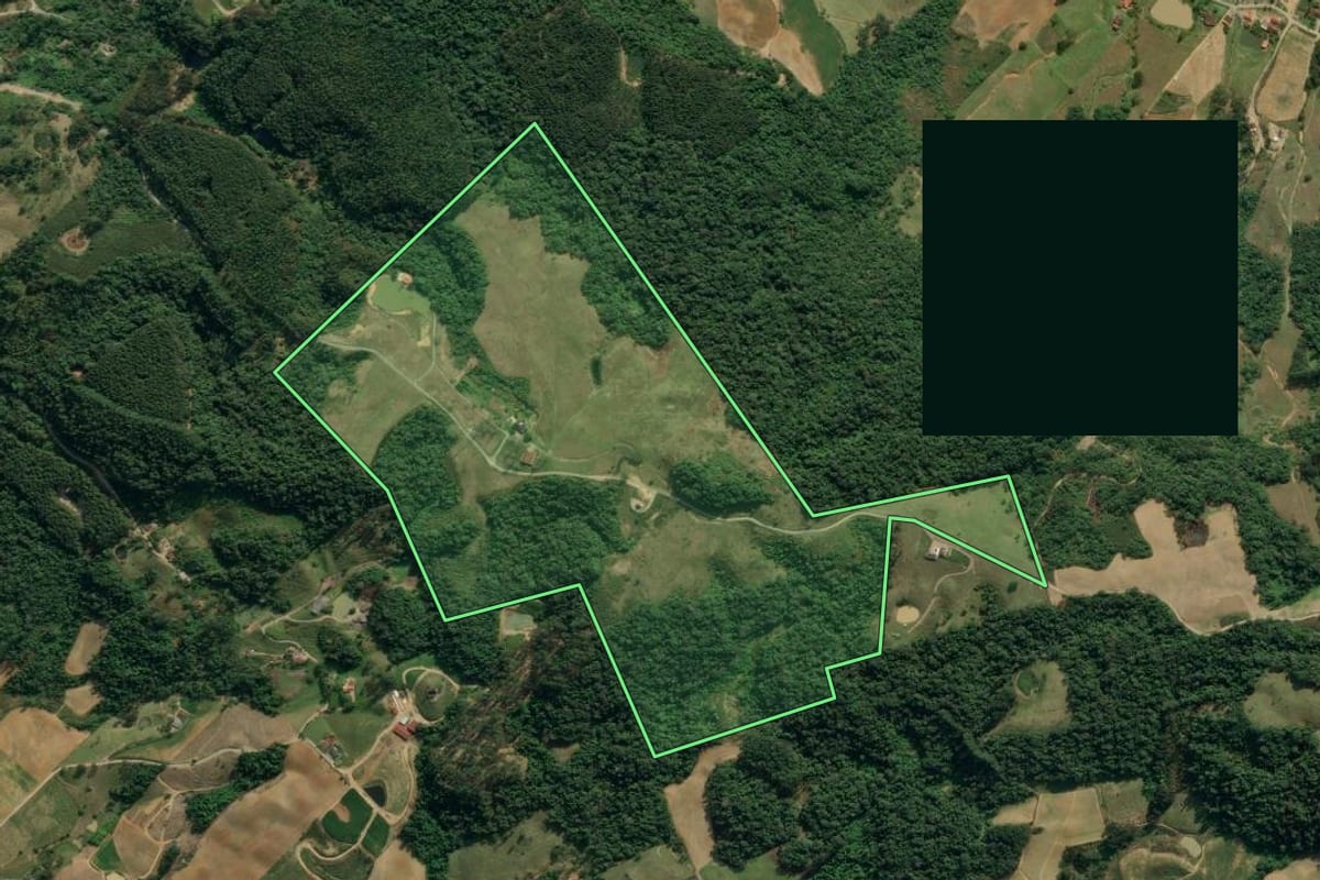 Imagem de satélite do imóvel rural em Lontras (SC), com o contorno declarado no CAR desenhado por cima.