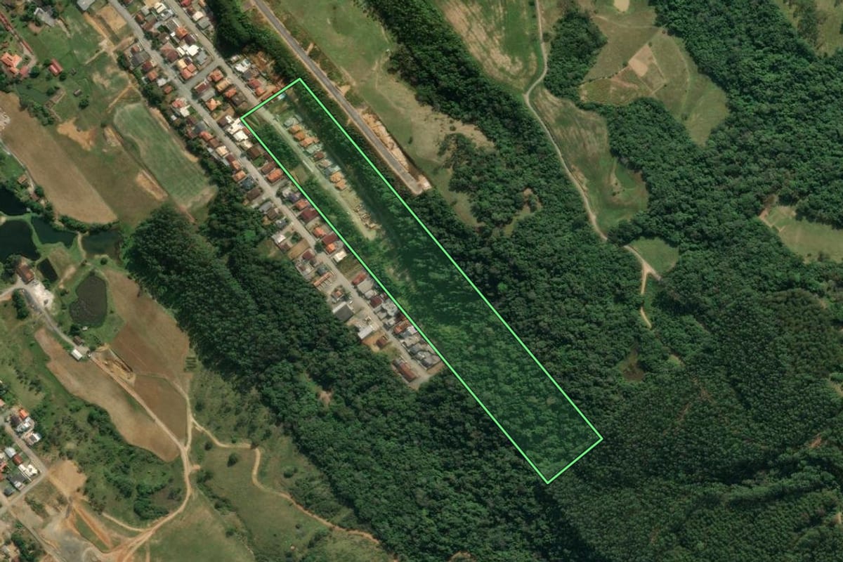 Imagem de satélite do imóvel rural em Lontras (SC), com o contorno declarado no CAR desenhado por cima.