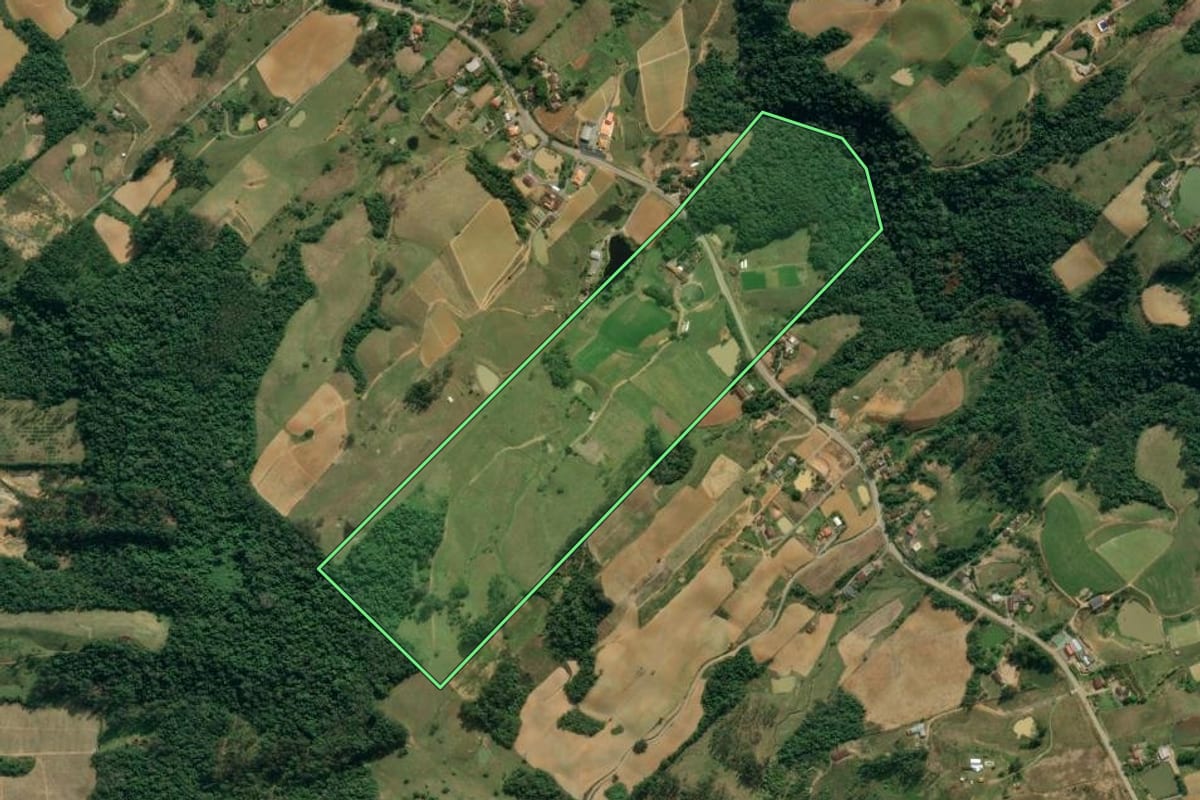 Imagem de satélite do imóvel rural em Lontras (SC), com o contorno declarado no CAR desenhado por cima.