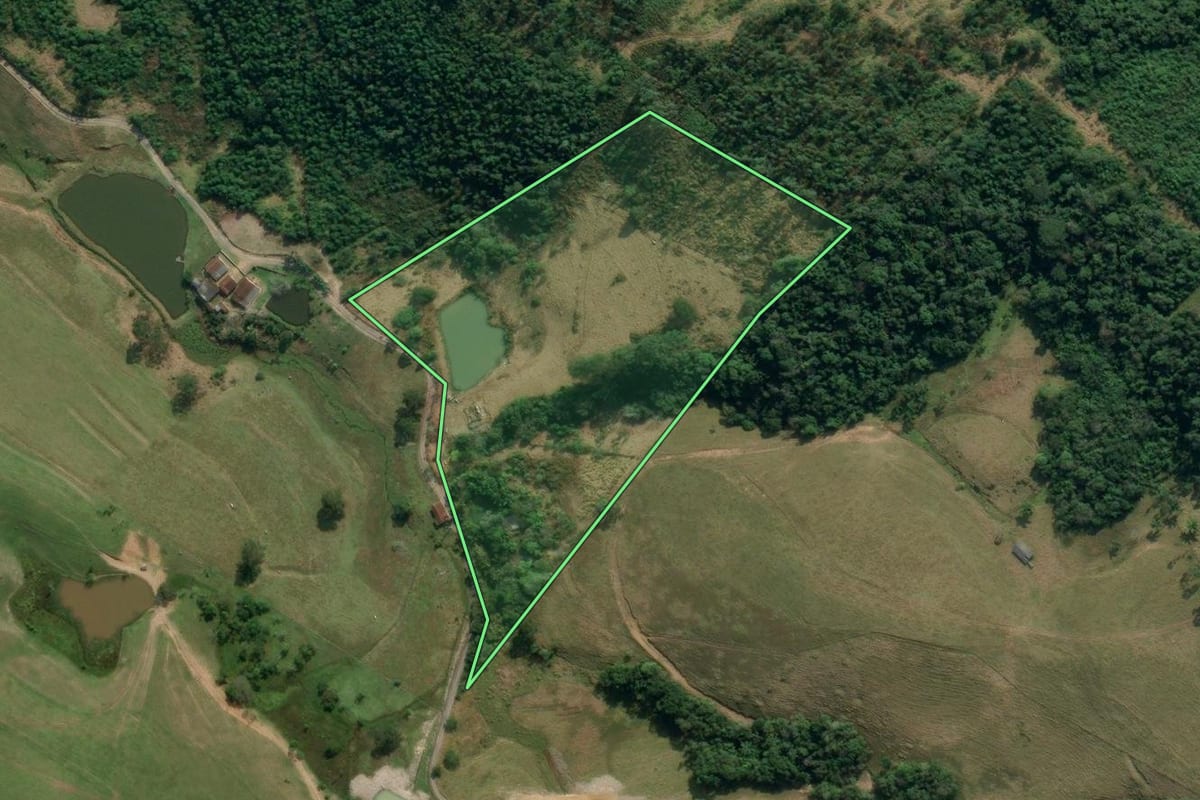 Imagem de satélite do imóvel rural em Lontras (SC), com o contorno declarado no CAR desenhado por cima.