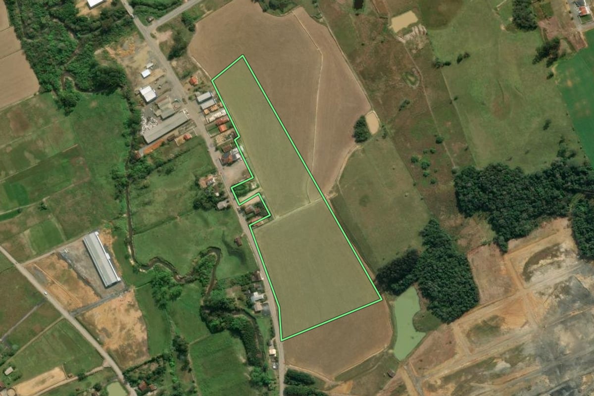 Imagem de satélite do imóvel rural em Lontras (SC), com o contorno declarado no CAR desenhado por cima.