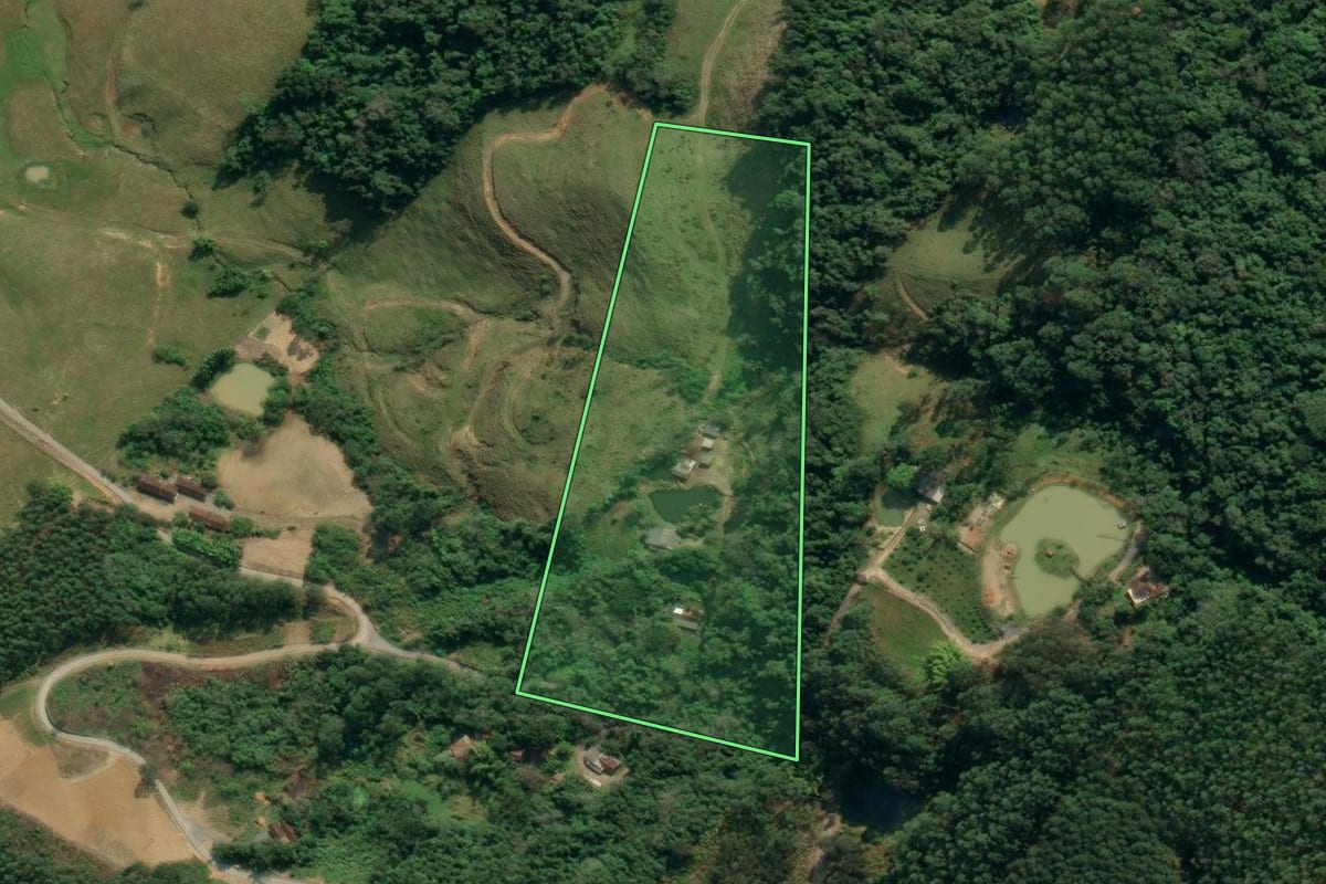 Imagem de satélite do imóvel rural em Lontras (SC), com o contorno declarado no CAR desenhado por cima.