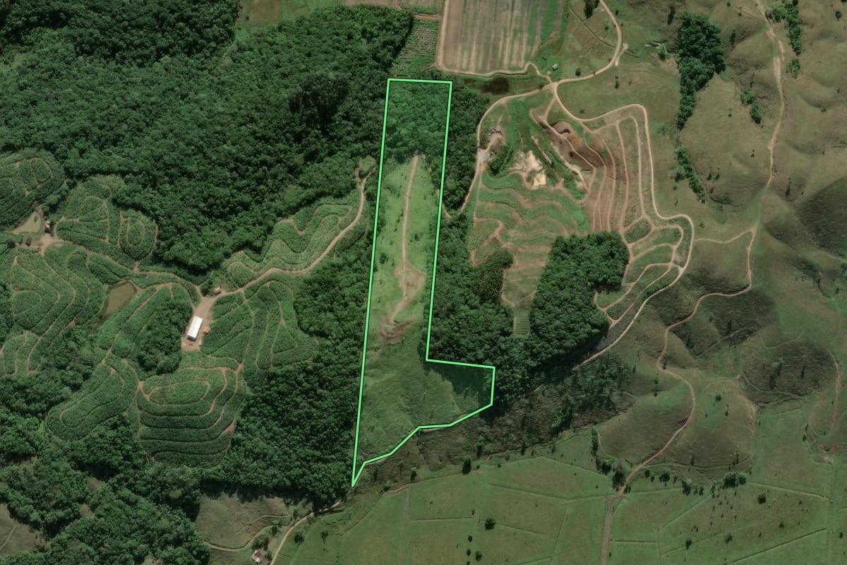 Imagem de satélite do imóvel rural em Luiz Alves (SC), com o contorno declarado no CAR desenhado por cima.
