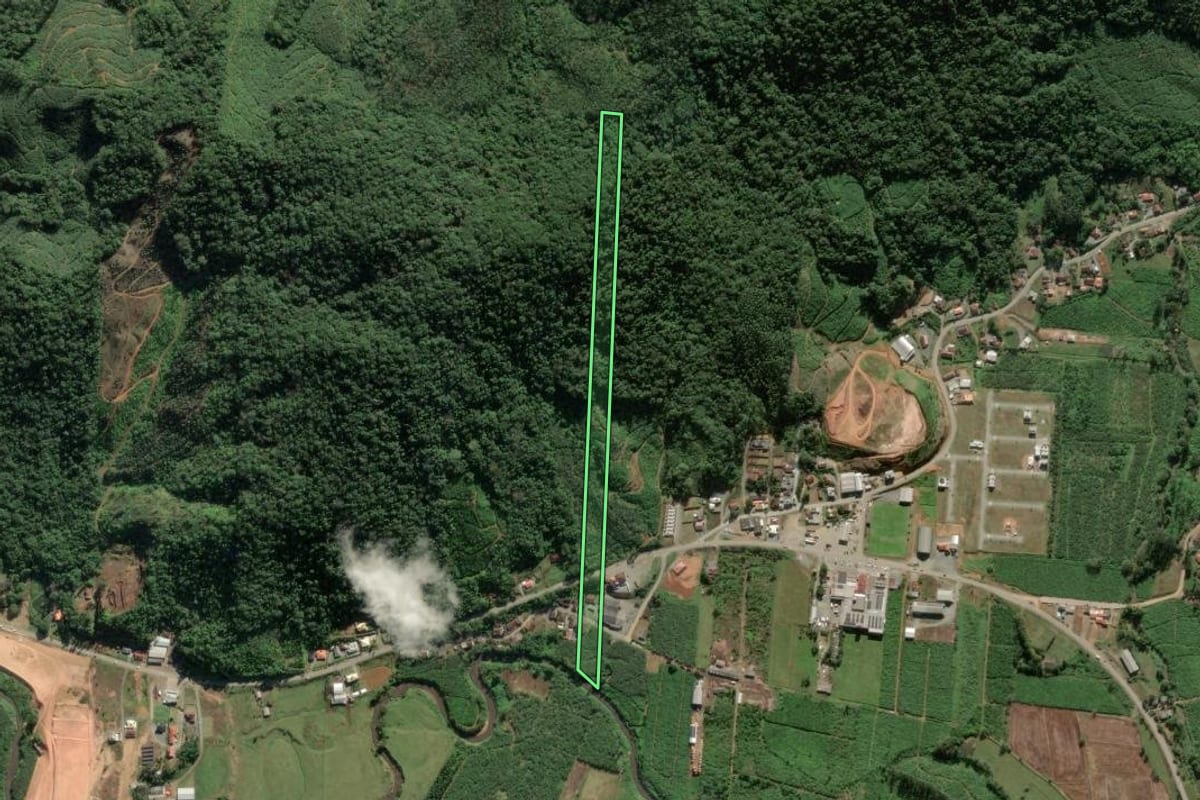 Imagem de satélite do imóvel rural em Luiz Alves (SC), com o contorno declarado no CAR desenhado por cima.