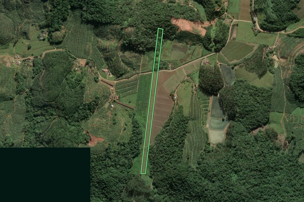 Imagem de satélite do imóvel rural em Luiz Alves (SC), com o contorno declarado no CAR desenhado por cima.