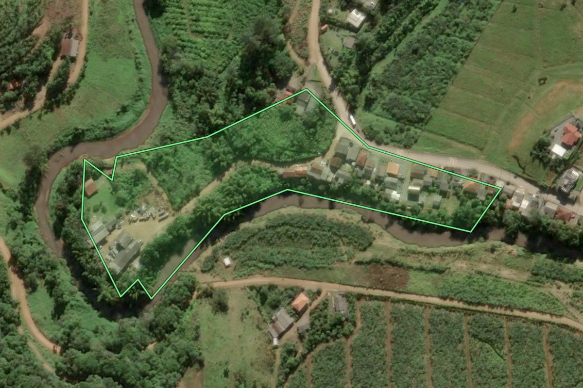 Imagem de satélite do imóvel rural em Luiz Alves (SC), com o contorno declarado no CAR desenhado por cima.
