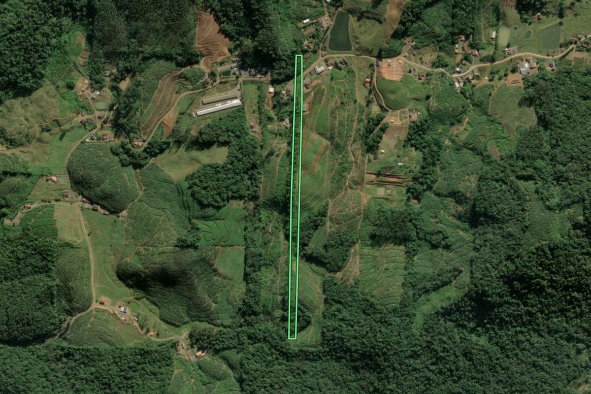 Imagem de satélite do imóvel rural em Luiz Alves (SC), com o contorno declarado no CAR desenhado por cima.