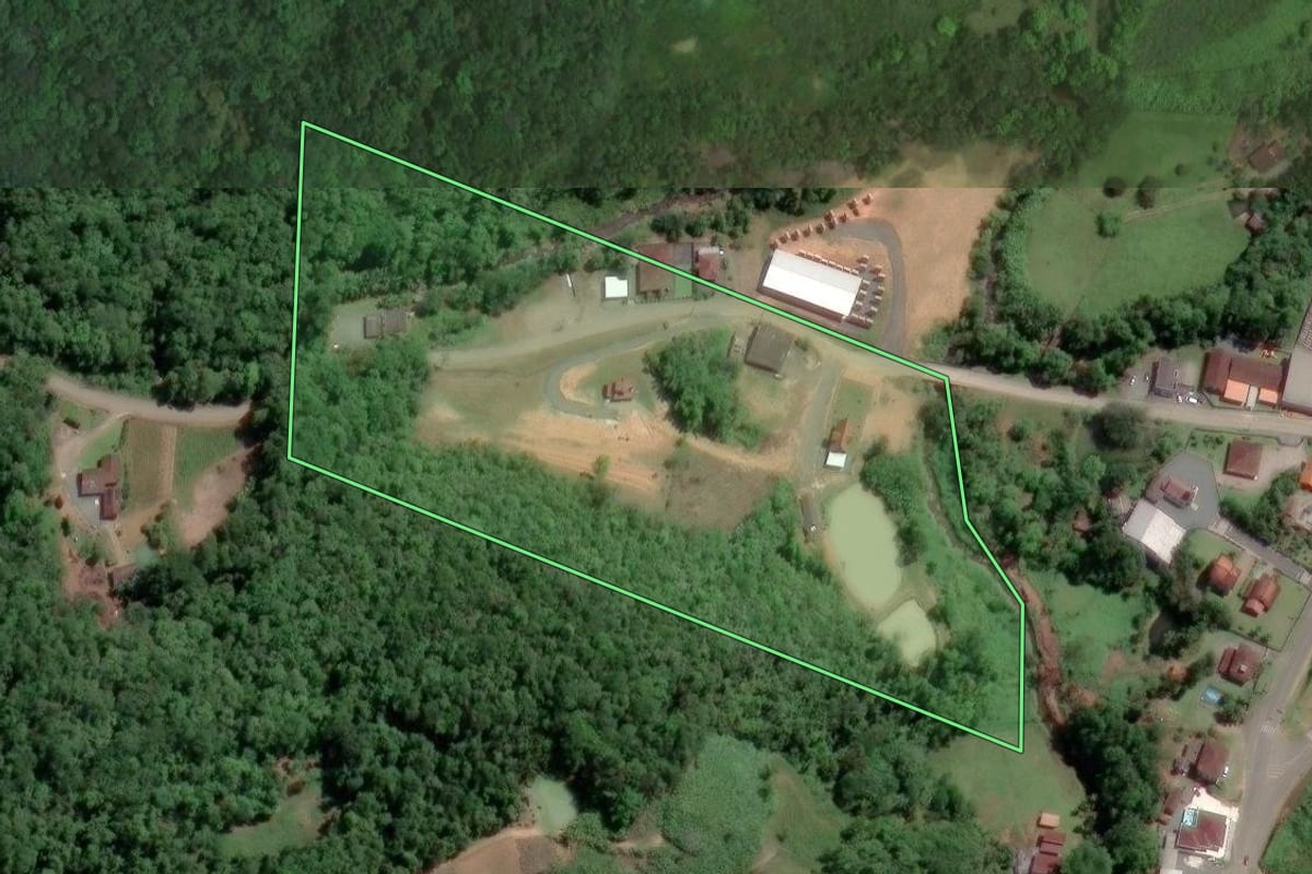 Imagem de satélite do imóvel rural em Luiz Alves (SC), com o contorno declarado no CAR desenhado por cima.