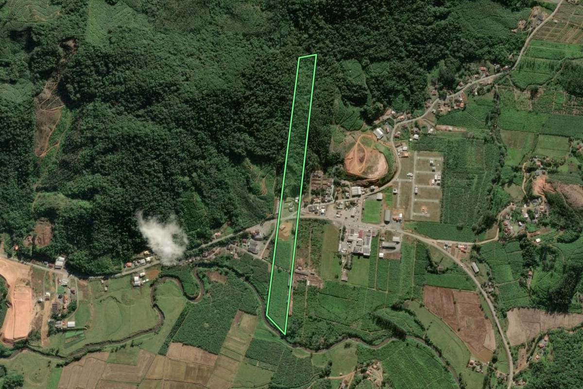 Imagem de satélite do imóvel rural em Luiz Alves (SC), com o contorno declarado no CAR desenhado por cima.
