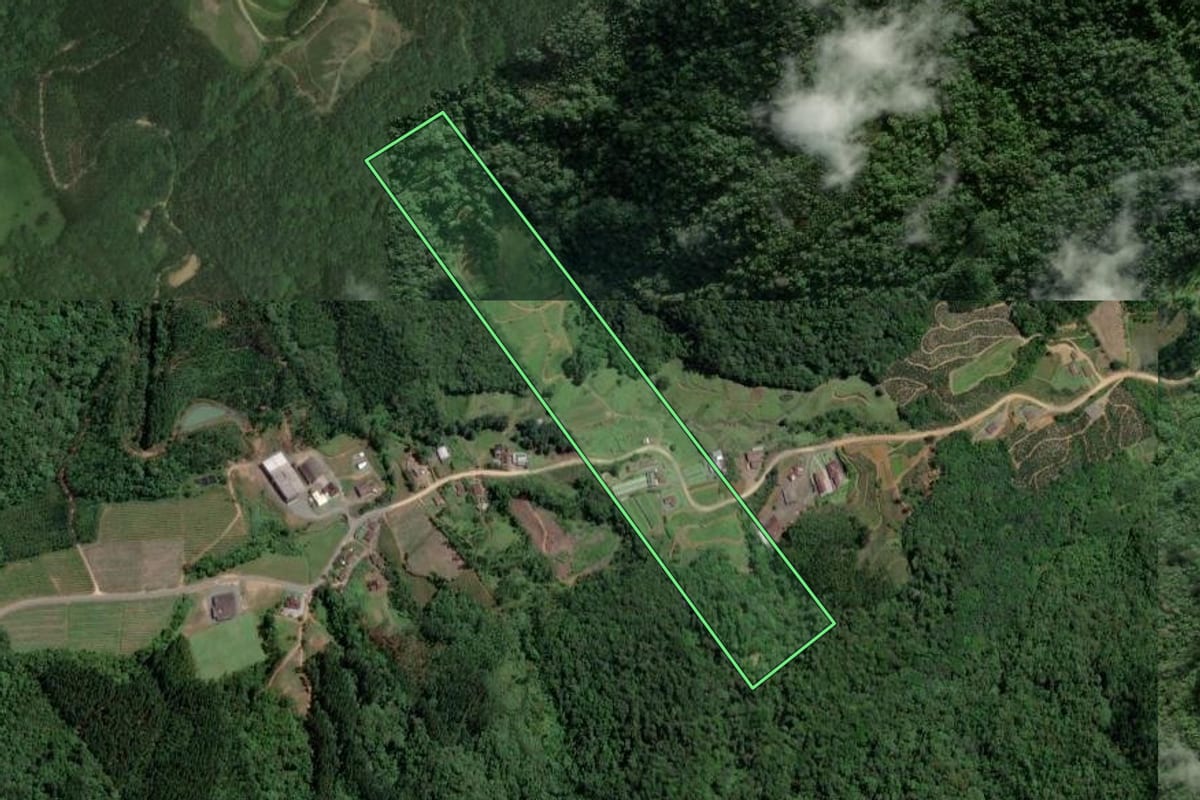 Imagem de satélite do imóvel rural em Luiz Alves (SC), com o contorno declarado no CAR desenhado por cima.