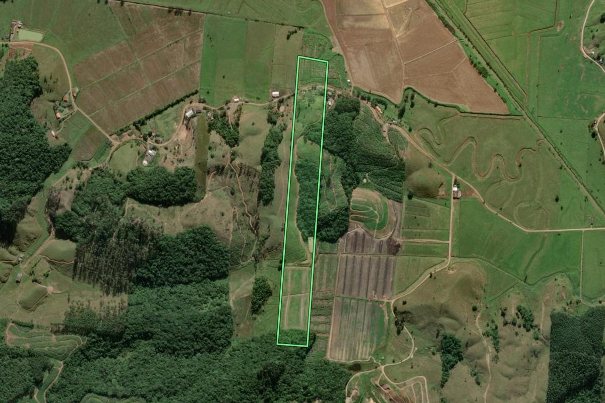 Imagem de satélite do imóvel rural em Luiz Alves (SC), com o contorno declarado no CAR desenhado por cima.