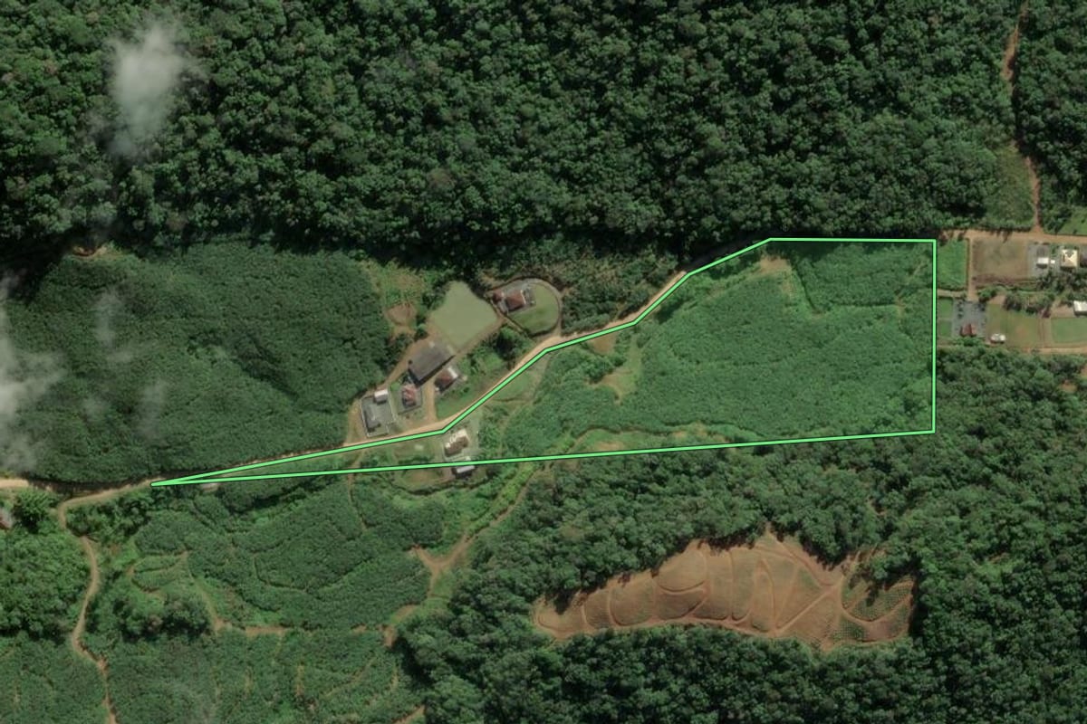 Imagem de satélite do imóvel rural em Luiz Alves (SC), com o contorno declarado no CAR desenhado por cima.